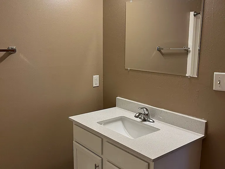 2025 NW Hickory Ln #8 — Photo 9