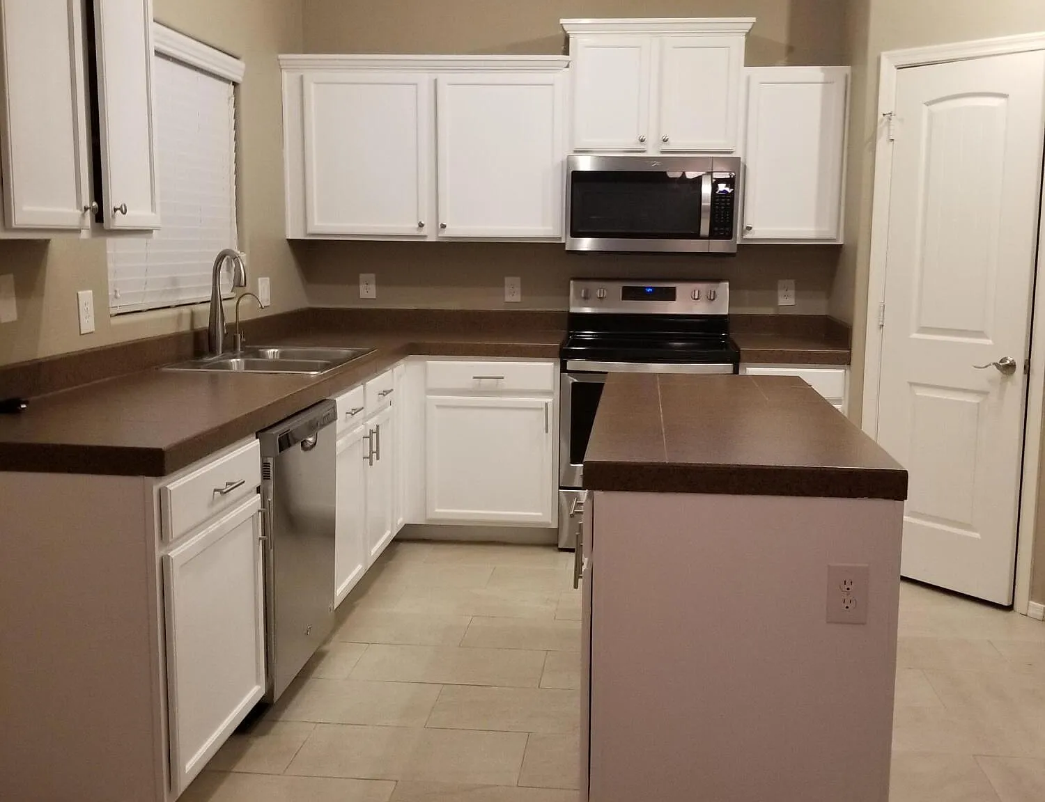 5 bed, 2.5 bath, 2745 sqft, $2,275 — Photo 2