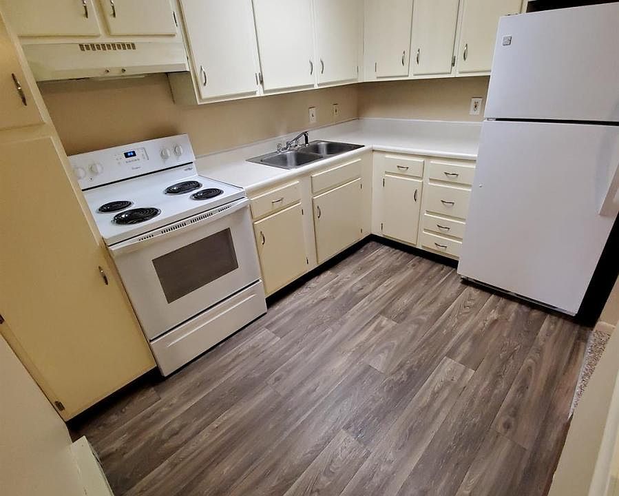 2nd image of 3811 Sandhurst Dr APT 102