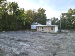 S 1st St SE, Clay City, IL 62824