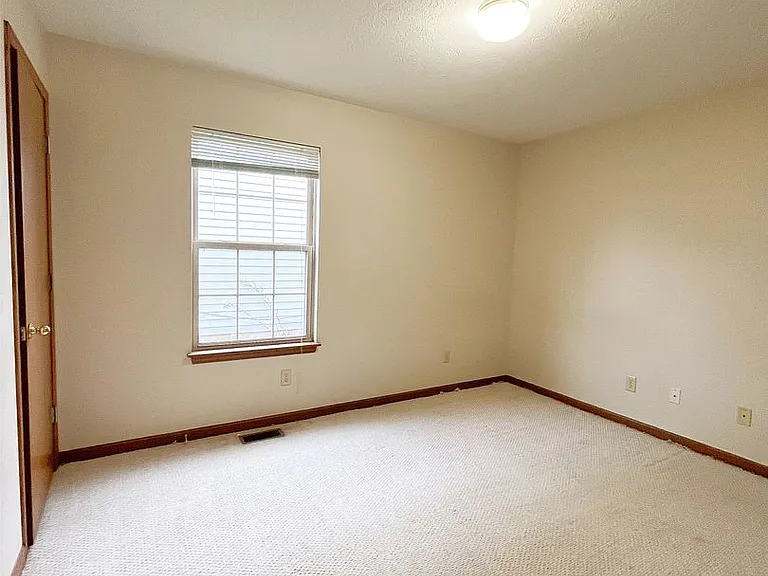 3520 Thornhill Cir E — Photo 12