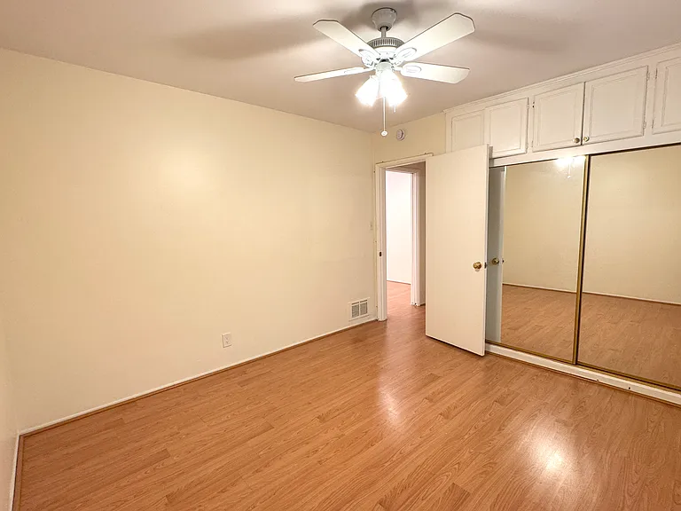 205 W Elk Ave #C — Photo 8