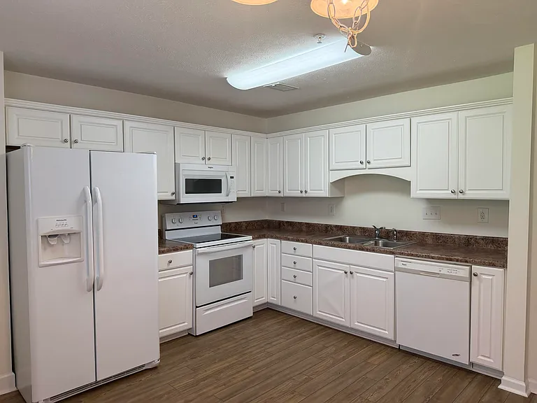 640 Date Palm Cir — Photo 6