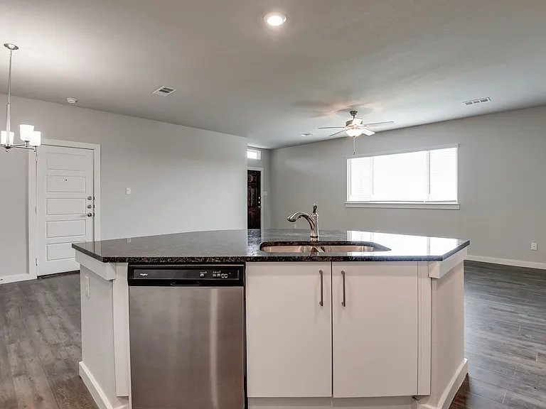 752 Wheatfield Dr — Photo 9