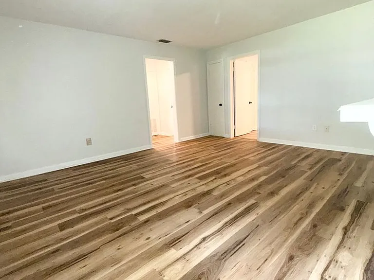1016 Alba Dr — Photo 2