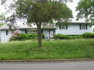 12 Cresthaven Dr, New Windsor, NY 12553