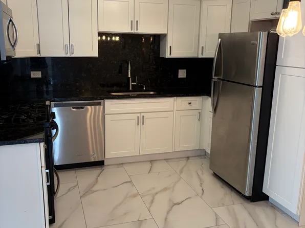 1370 E Washington St #2SE, Des Plaines, IL 60016