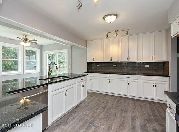 4th image of 4943 Carriage Dr