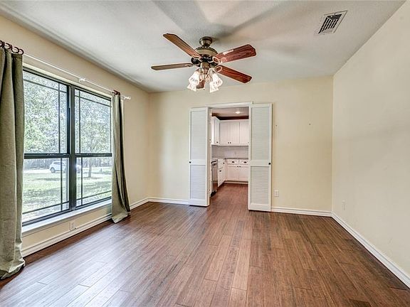 5th image of 1017 Oakwood Cir