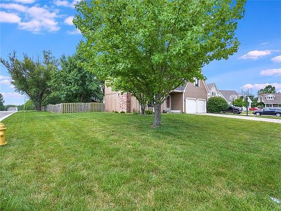 2nd image of 138 SE Somerset Ct