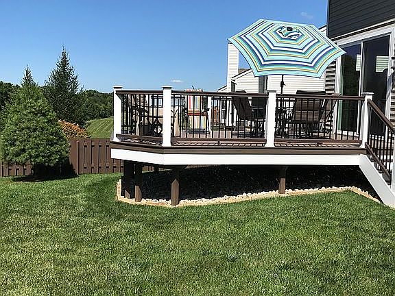 5th image of 221 Fox Glen Dr E