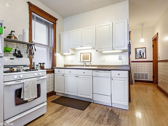 5th image of 1232 W Cornelia Ave