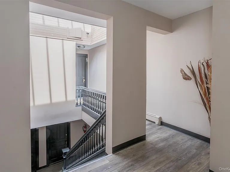 31 Main St #PENTHOUSE — Photo 2