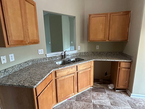 2nd image of 270 Summit View Dr