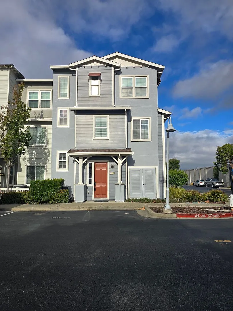 Beautifully Upgraded Tri level Home in Marina Bay in Richmond, CA — Photo 1