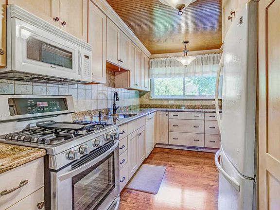 5th image of 303 Suburban Dr