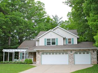 1022 Village Green Ct, Green Bay, WI 54313