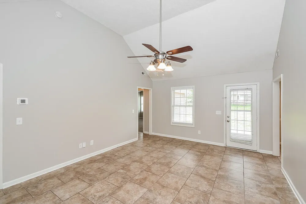 3 bed, 2.0 bath, 1367 sqft, $1,960 — Photo 4