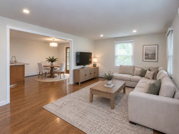 108 Clinton St #1, Glastonbury, CT 06033