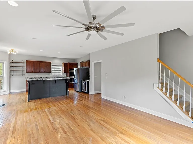 2505 Eastway Dr — Photo 8