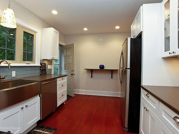 4th image of 24 Edgewood Ave