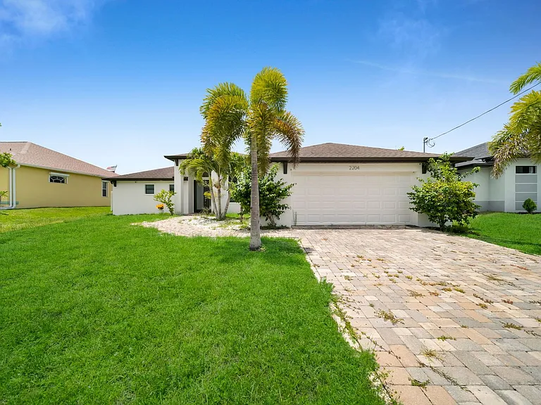 2204 SW 30th Ter — Photo 1