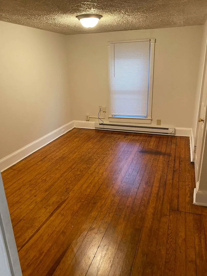 3-4 bedroom, 1 bath, 2 story single family house — Photo 3
