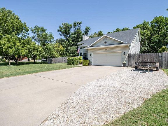 3rd image of 26 Arnold Dr