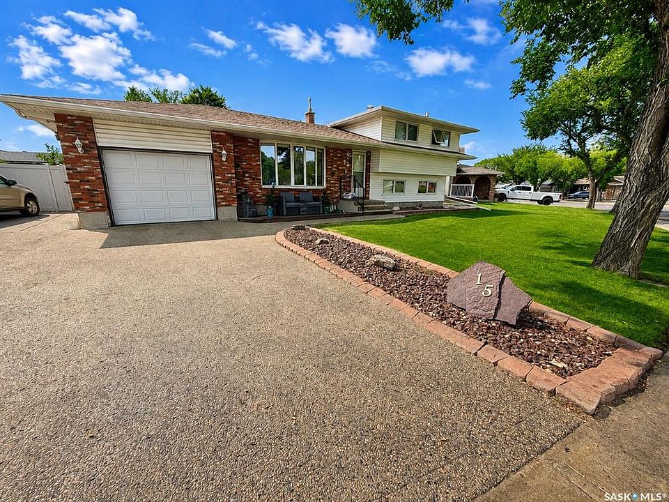 1st image of 15 Dickinson CRESCENT