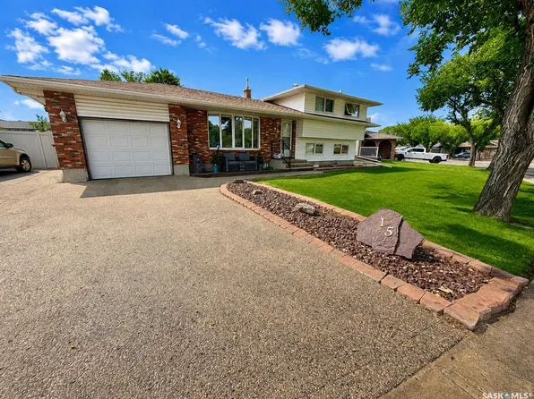15 Dickinson CRESCENT, Regina, SK S4R 7K6