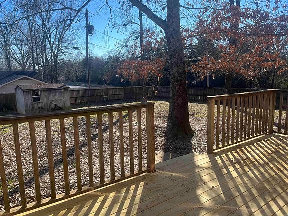 4th image of 895 Bluff View Dr