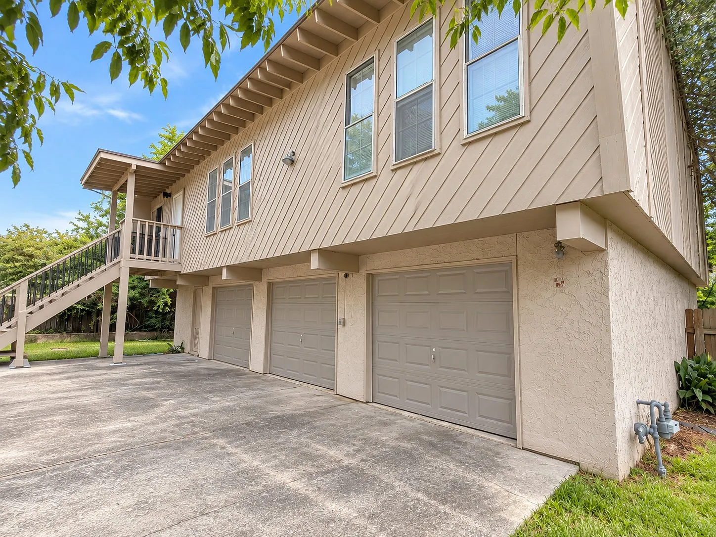 A Nassau Bay Home With Space And Character-- Wifi & Lawn Maintenance Included — Photo 3