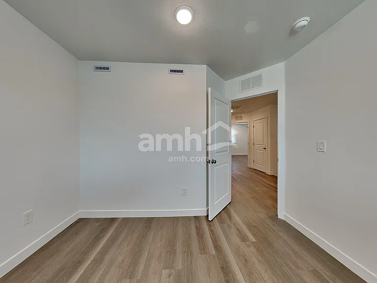 4625 S 97th Dr — Photo 15