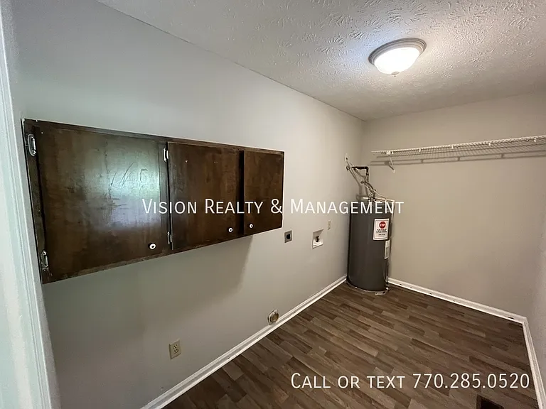 106 Barton Ln — Photo 1