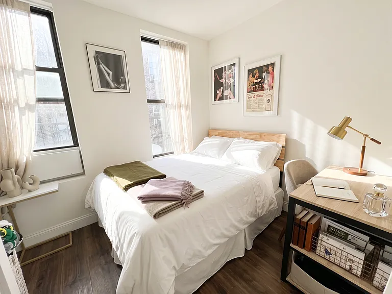 310 E 6th St #10 — Photo 1
