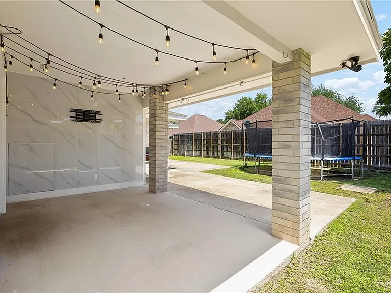 413 E Wisteria Ave — Photo 17