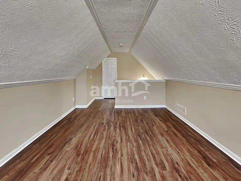 305 Kings Way — Photo 18