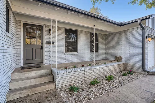 210 College St Photo 1