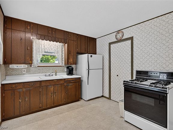 3rd image of 23660 Colbourne Rd