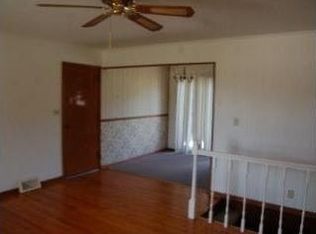 2004 NE Shady Lane Dr, Kansas City, MO 64118