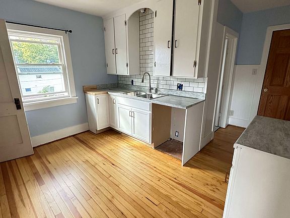 2nd image of 36 Vandenberg Ave Unit 2