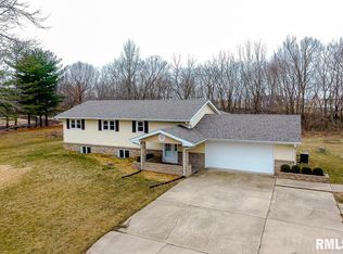 121 Santa Fe Trl, East Peoria, IL 61611