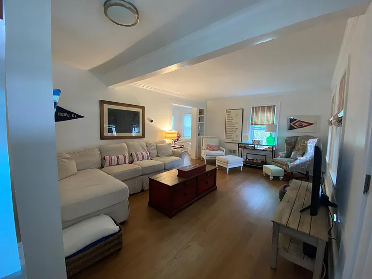210 Howe St — Photo 3