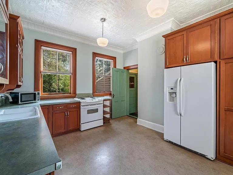 583 Russell Dr — Photo 15
