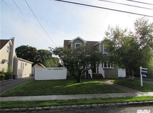 246 Phyllis Dr, Lindenhurst, NY 11757