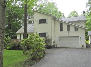 2122 Titania Rd, Tobyhanna, PA 18466