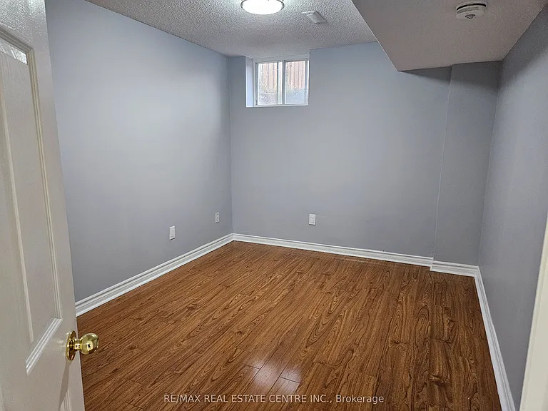 55 Tulip Dr #BASEMENT — Photo 8