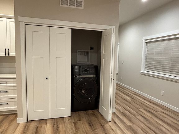 Combo Washer/Dryer
Pantry