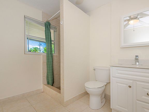3rd image of 901 SE 14th Dr