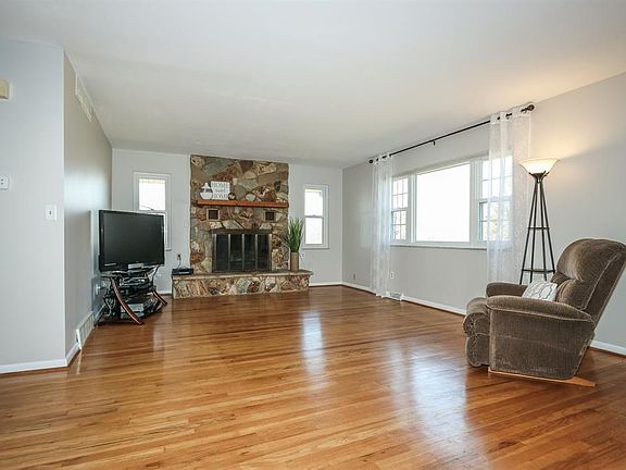 5th image of 3677 Moorhill Dr
